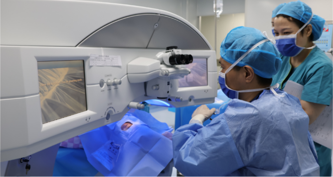 三甲专家杨雨昆主任巡诊昆明华厦眼科医院，首场专家手术日成功开启