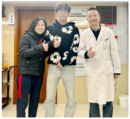 阿维及母亲和贺权主任合影图