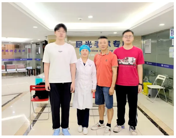 刘畅主任与王先生(右二)、辉辉(右一)辉辉同学(左一)合影图