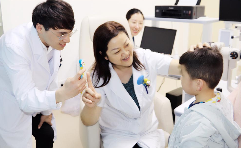 医生日常-儿童眼病检查