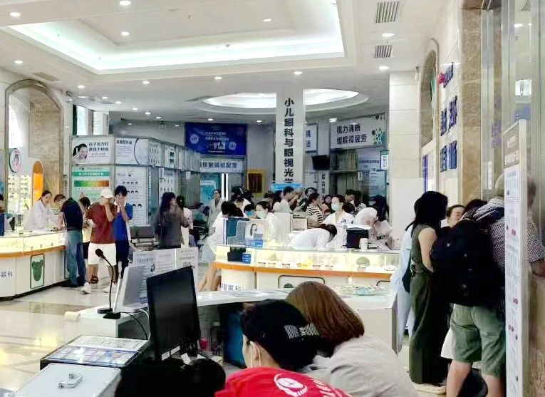 图：开学前家长带孩子来检查视力