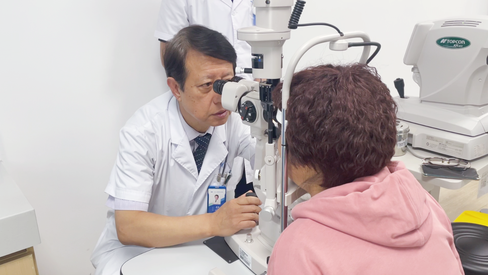 周明教授为患者检查