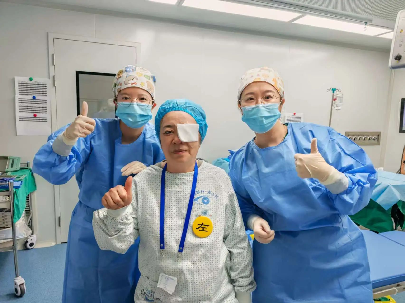 医生于患者合影