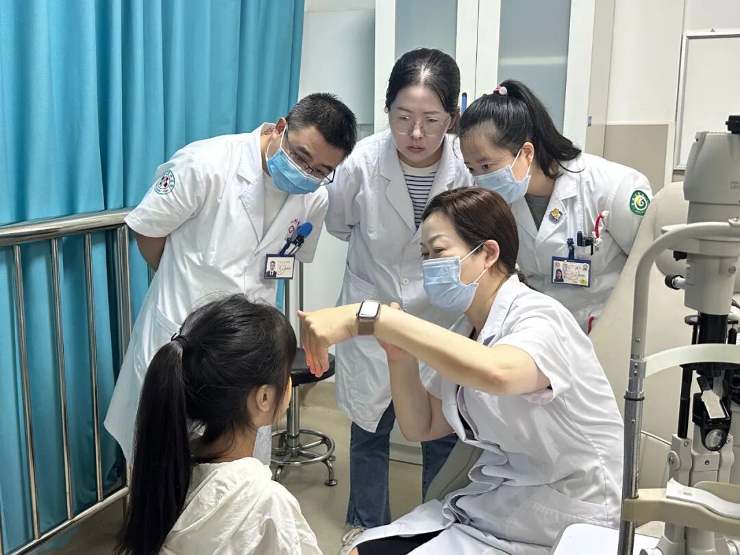 潘美华教授向学生讲解看诊要点