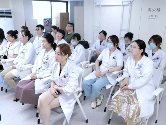 与会人员深入交流