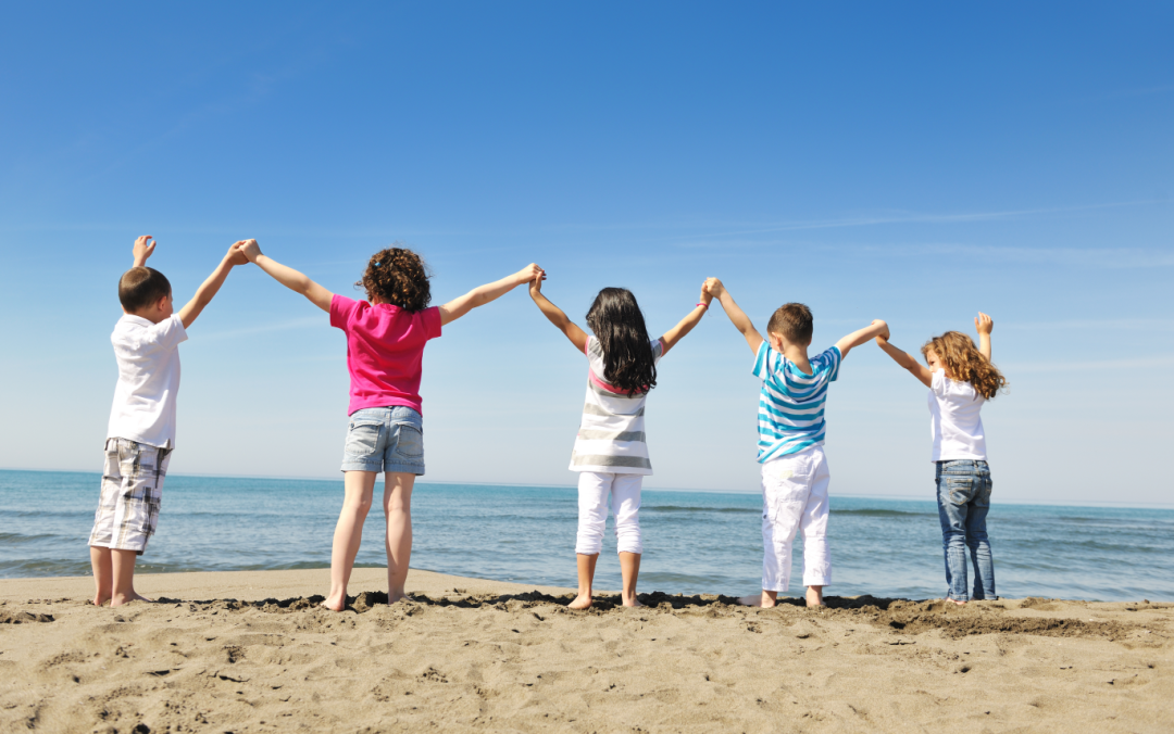 pixabay-海滩小孩手拉手