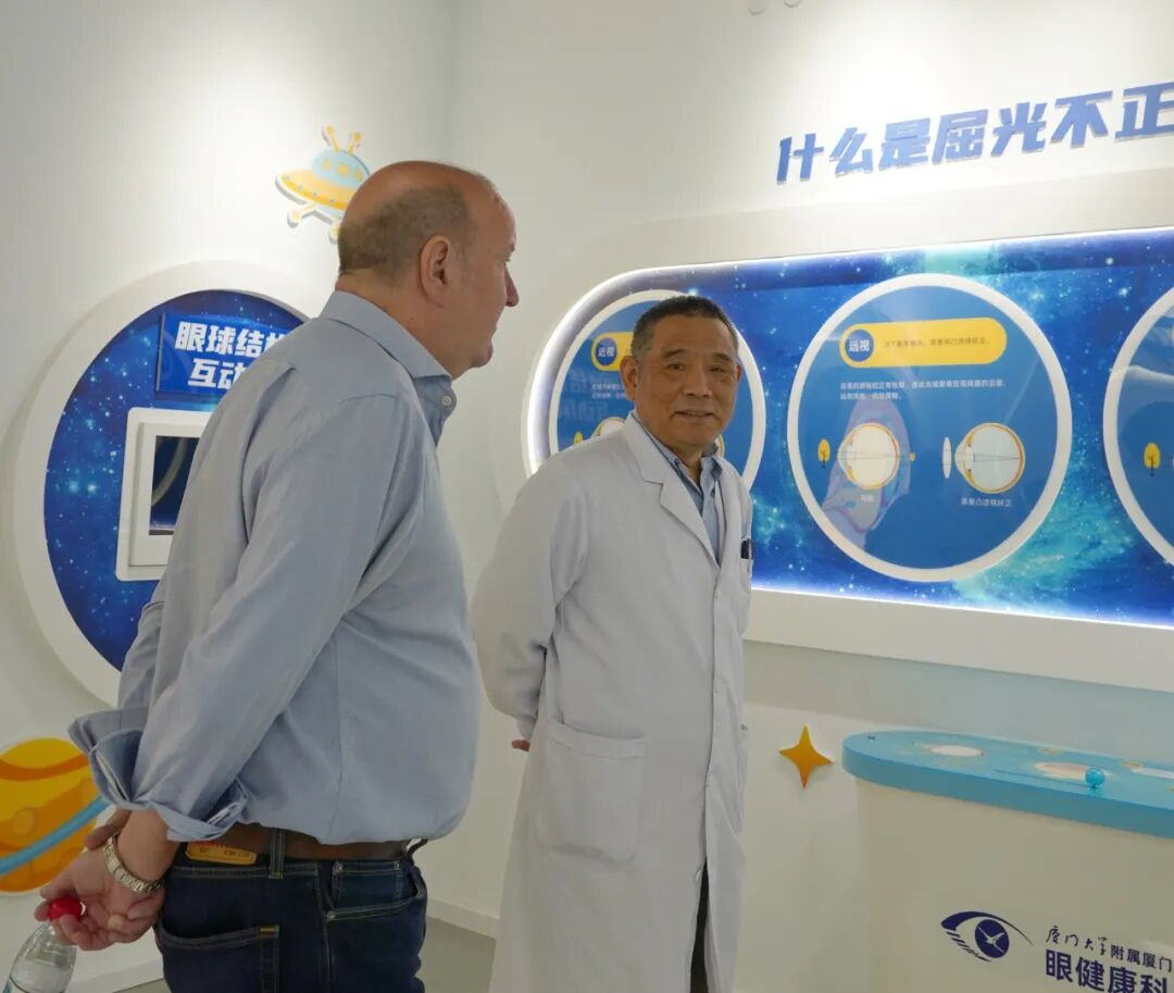 吴护平教授陪同Andrew Quantock教授参观厦门眼科中心眼健康科普馆