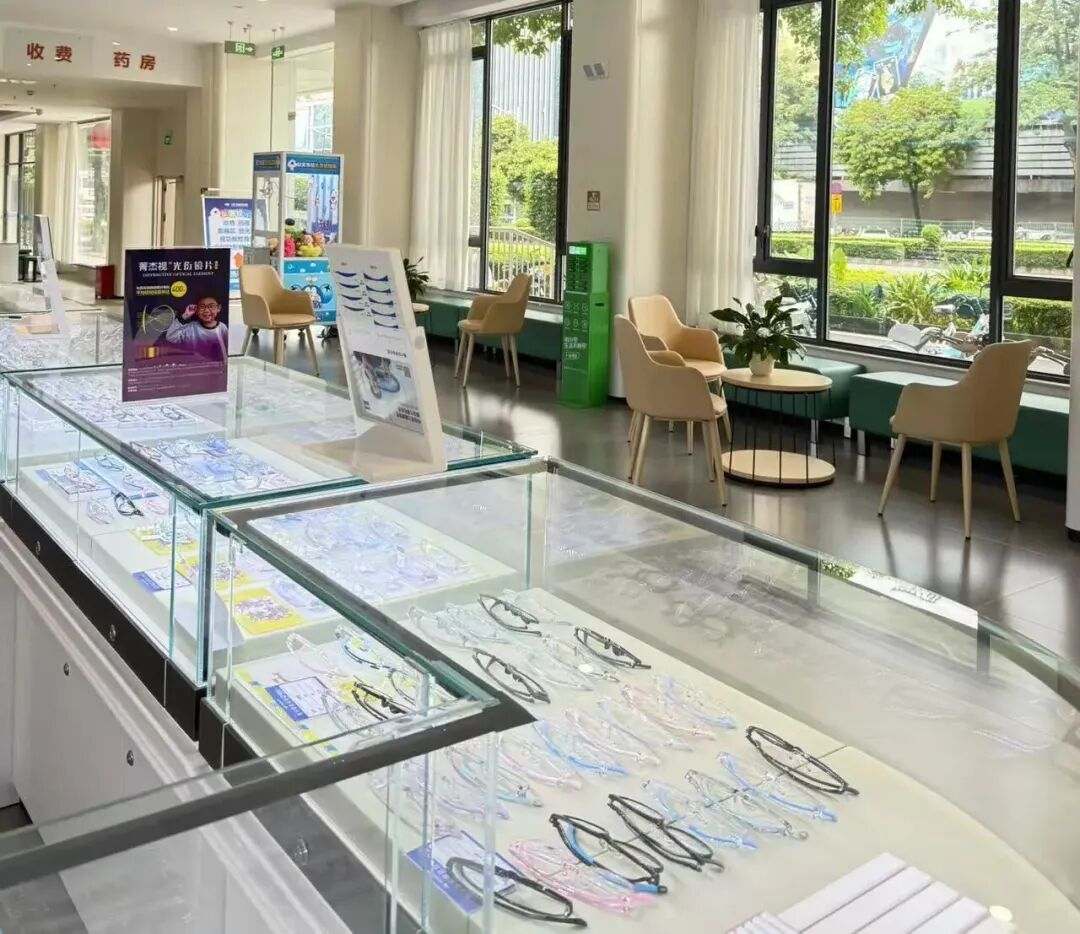 东莞华厦眼科|验光在医院，配镜去眼镜店真的靠谱吗？5个“暗差”藏大坑！