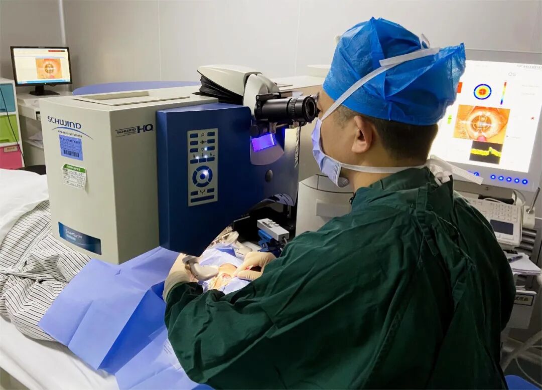 臻飞秒手术中
