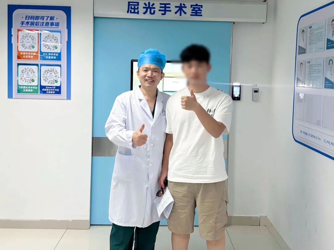 患者与黎新医师合影