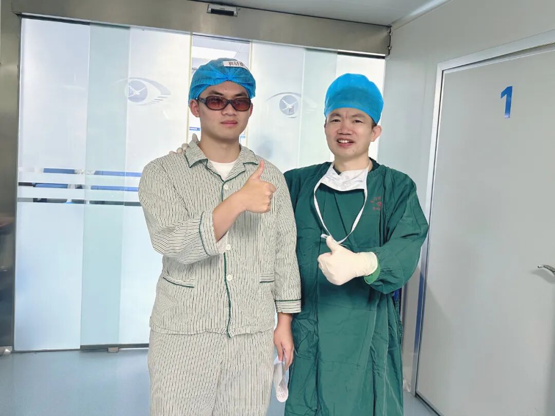 患者与黎新医师合影