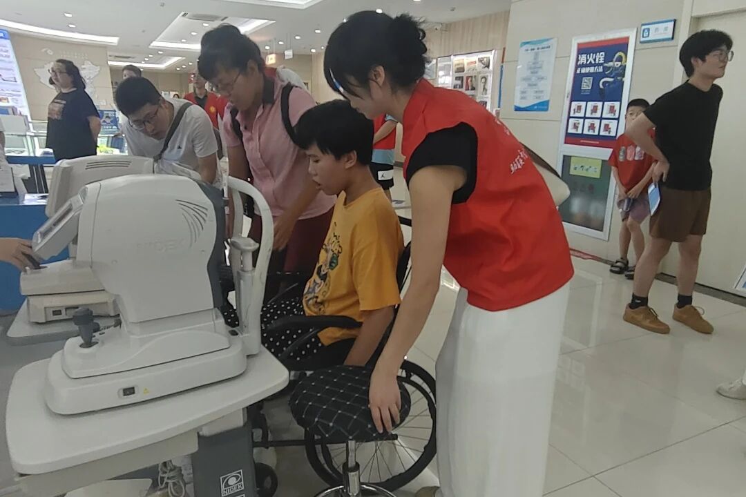 开展 “眼科常规 + 屈光状态 + 眼生物测量” 三维精准筛查