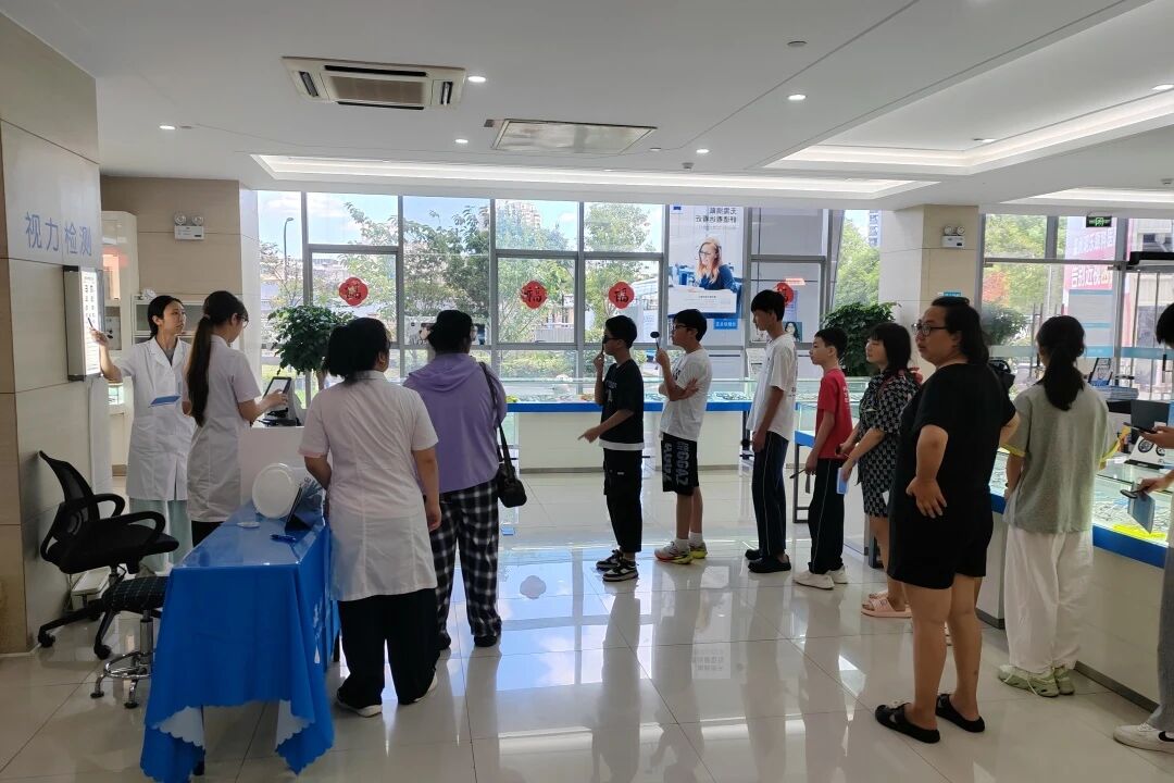 通过眼轴长度、角膜曲率等指标检测