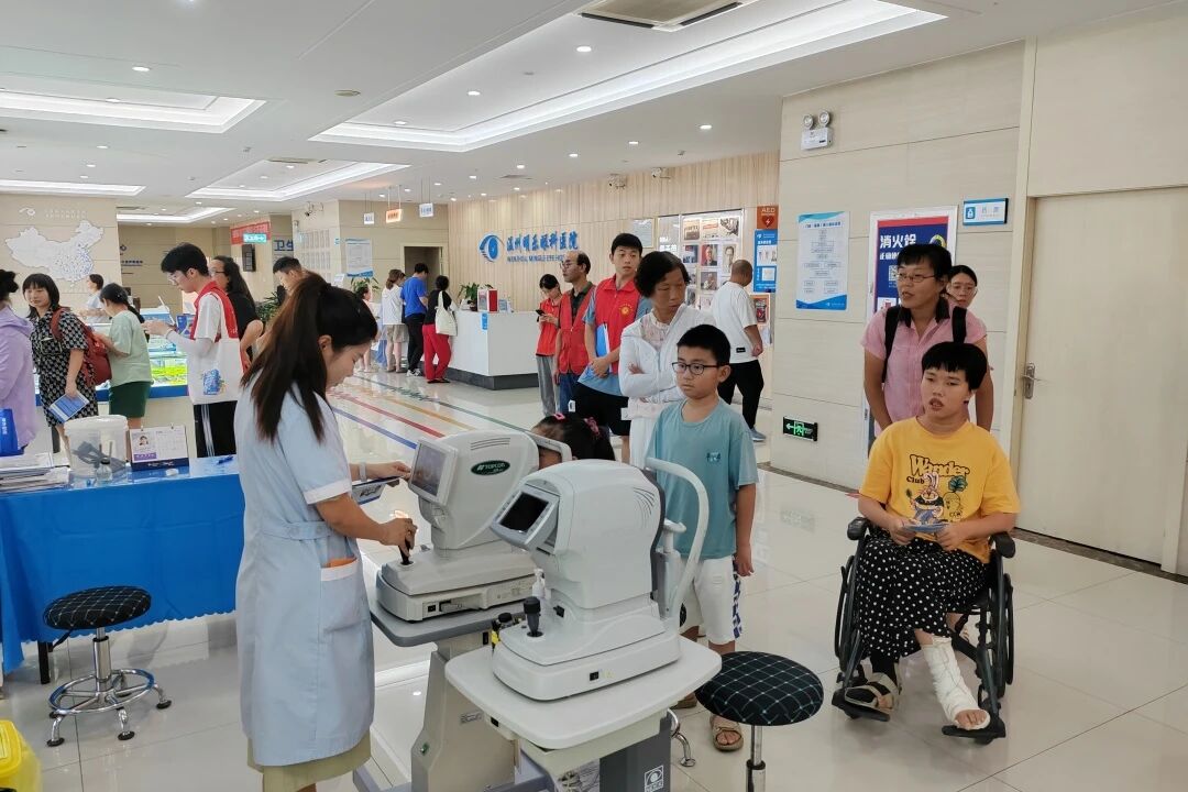 院视光团队采用 “个性化定制” 模式配镜