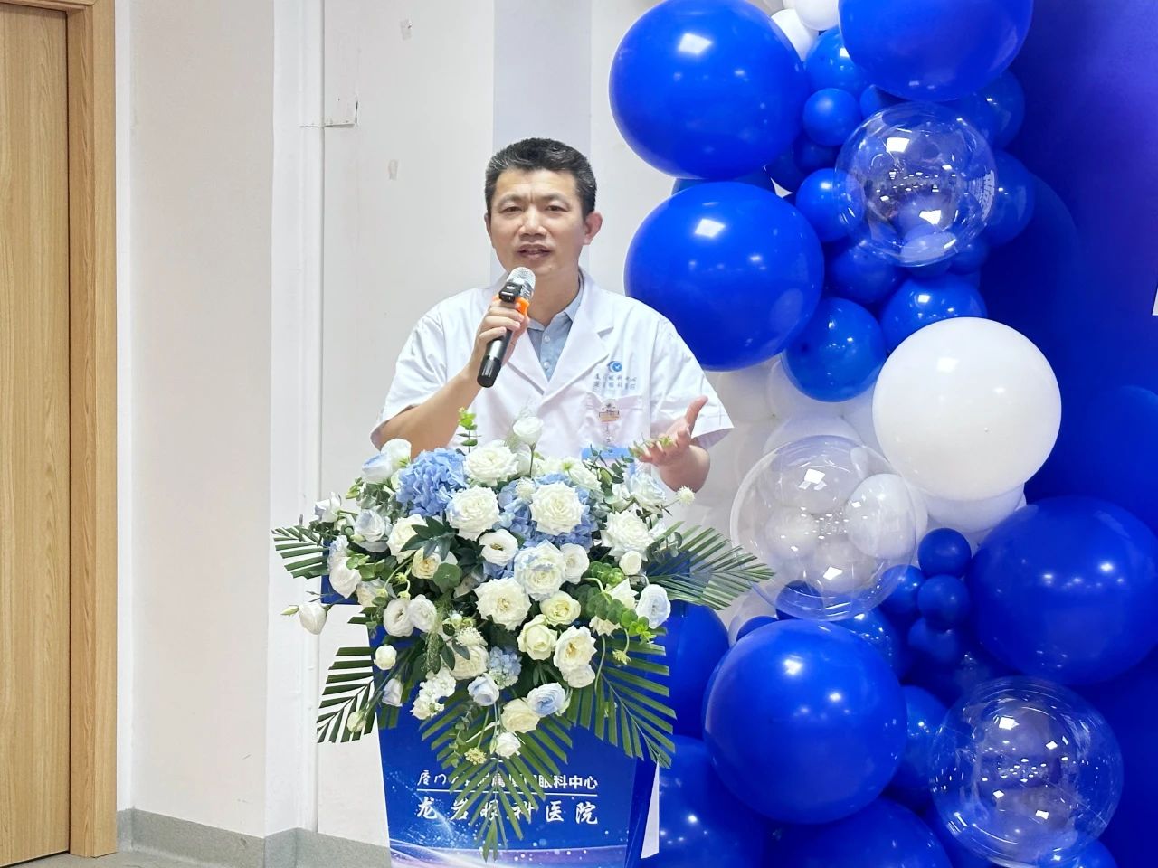 （厦门眼科中心近视手术专家黎新教授在全飞秒4.0发布会上致辞）