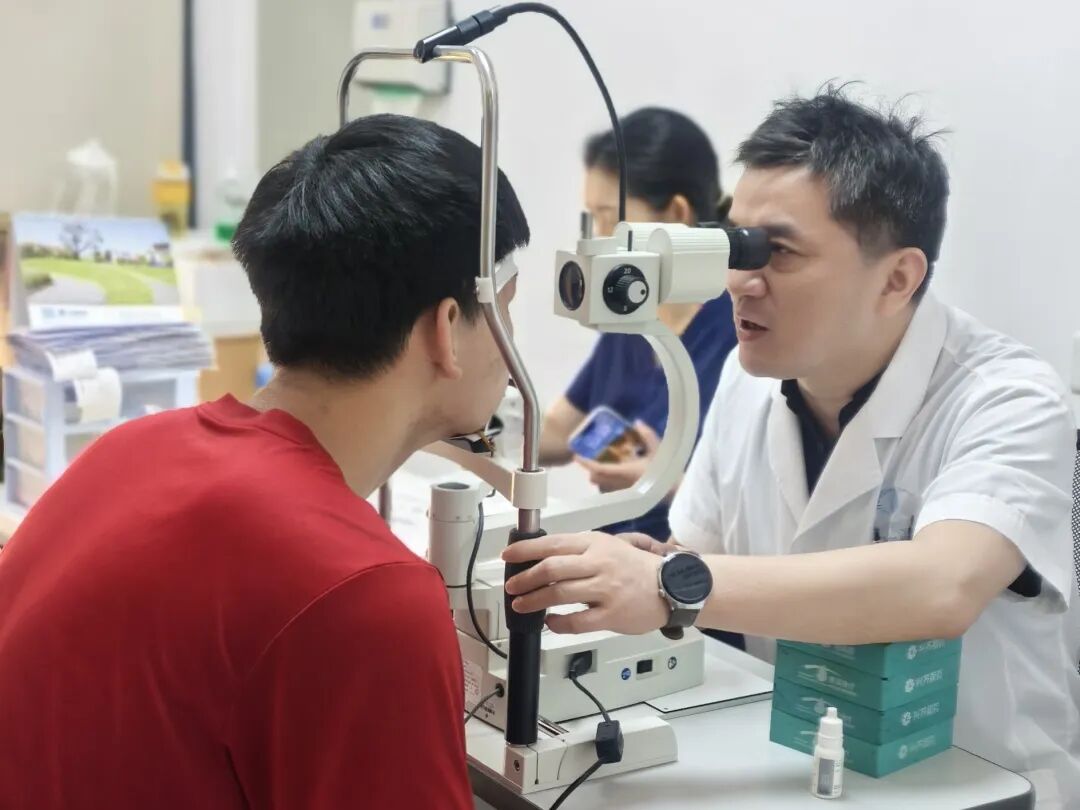 医师给患者做术前检查