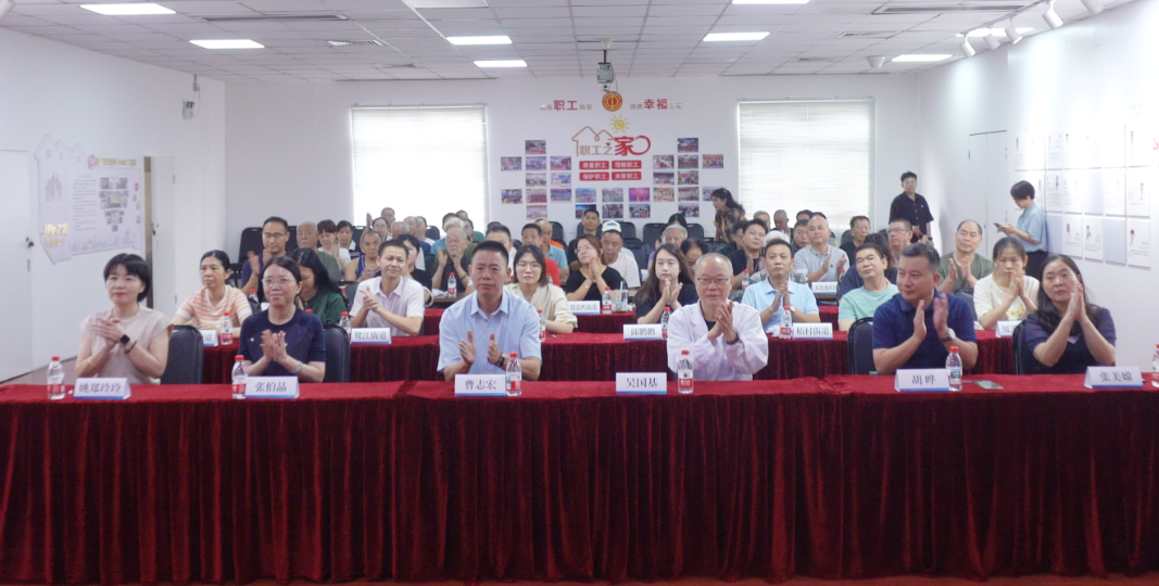 参与仪式的嘉宾领导