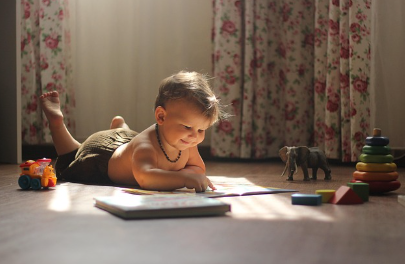 pixabay-趴着玩的孩子