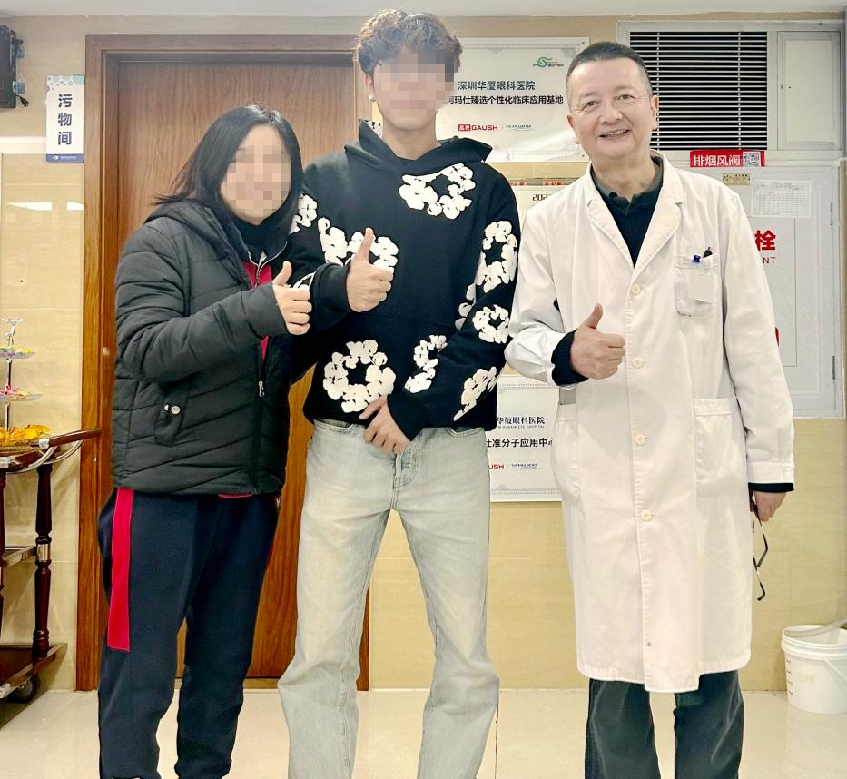 图源：阿维及母亲和贺权副院长合影图