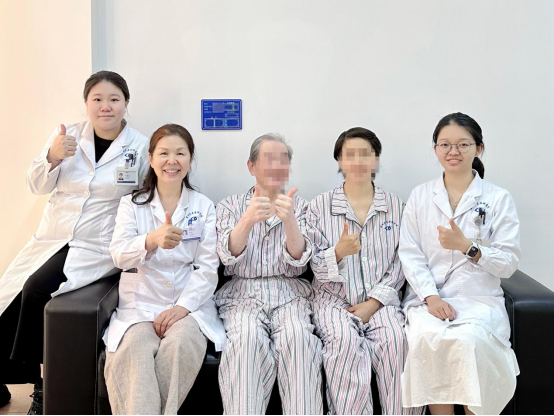 图：刘畅主任与王先生（右二）、辉辉（右一）辉辉同学（左一）合影图