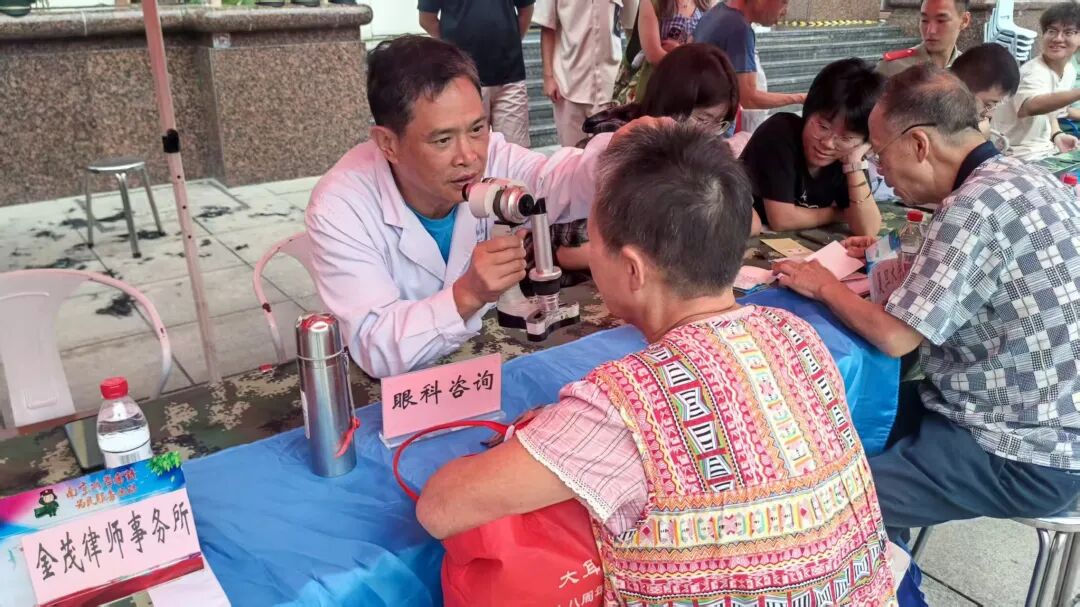 志愿服务队的医生耐心细致地为市民进行多项眼部检查