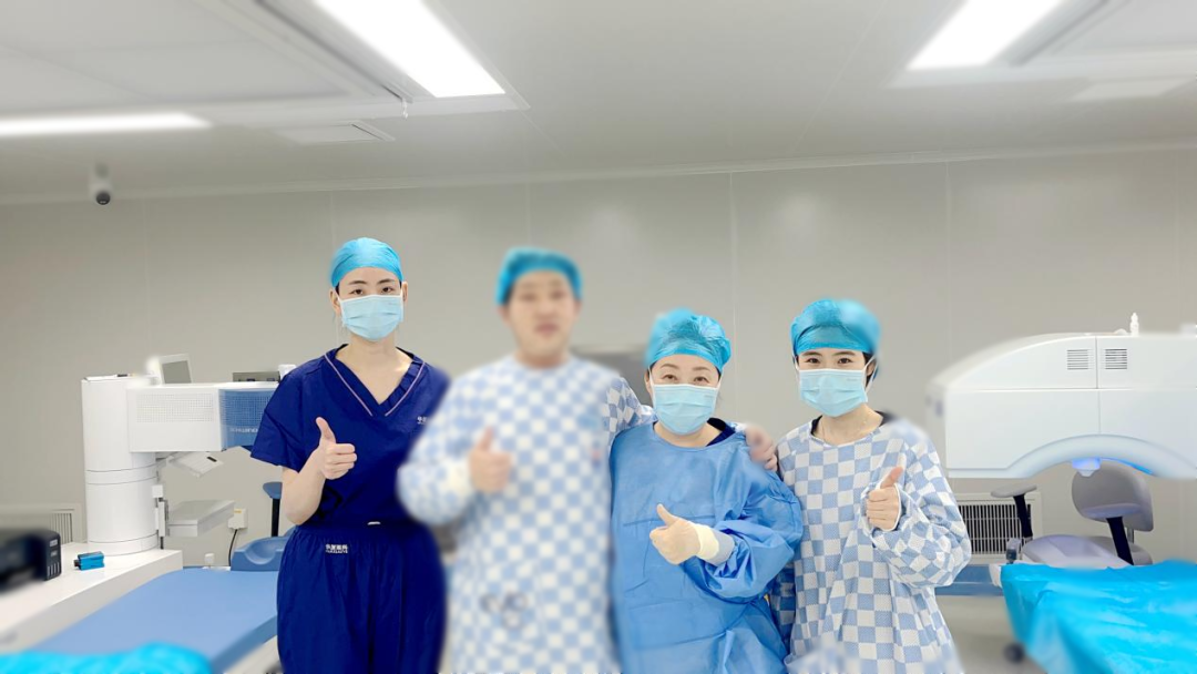 （图源：张耀光博士（右二）和儿子及护士合影图）