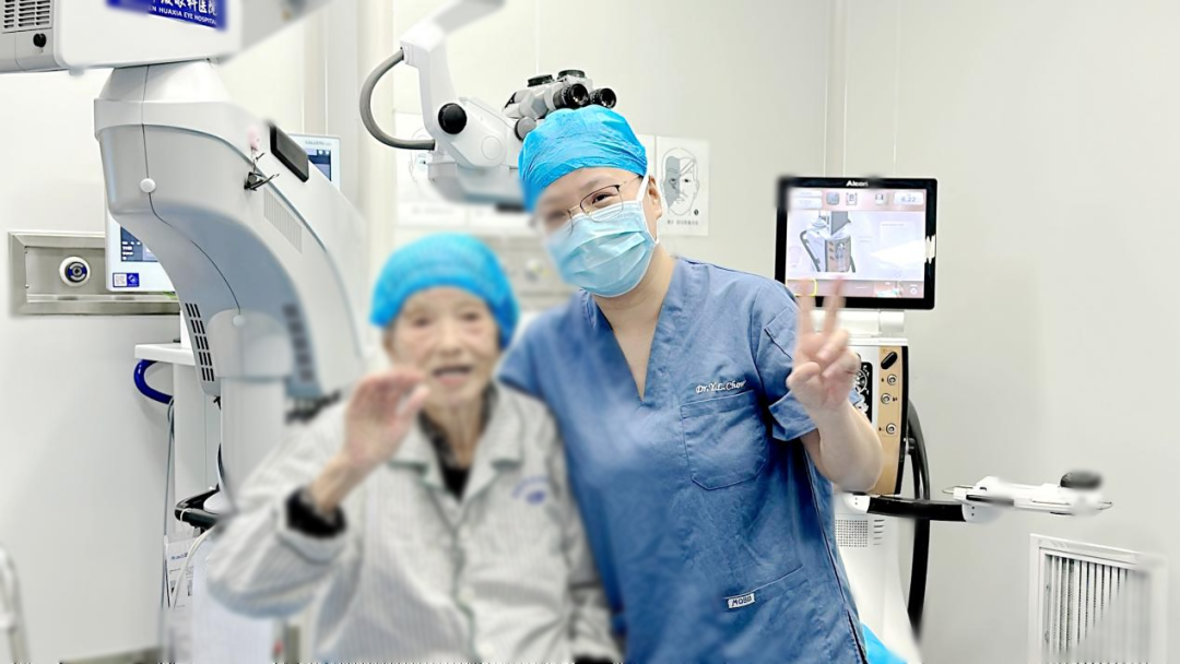 图：周依伶术后和外婆合影图