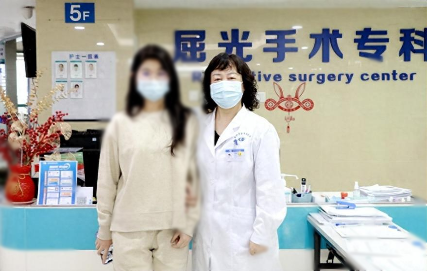 图：小菡和刘畅主任术前合影图