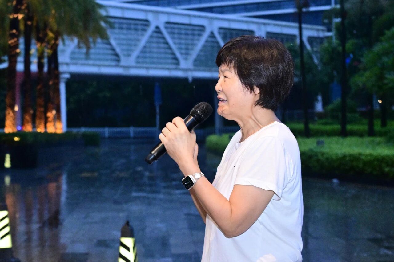 刘苏冰教授热情鼓舞大家