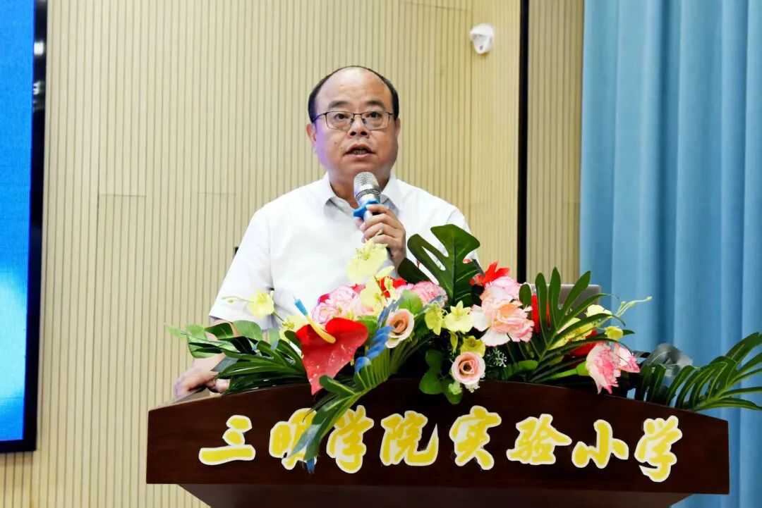 三元区教育局副局长陈智卿上台讲话