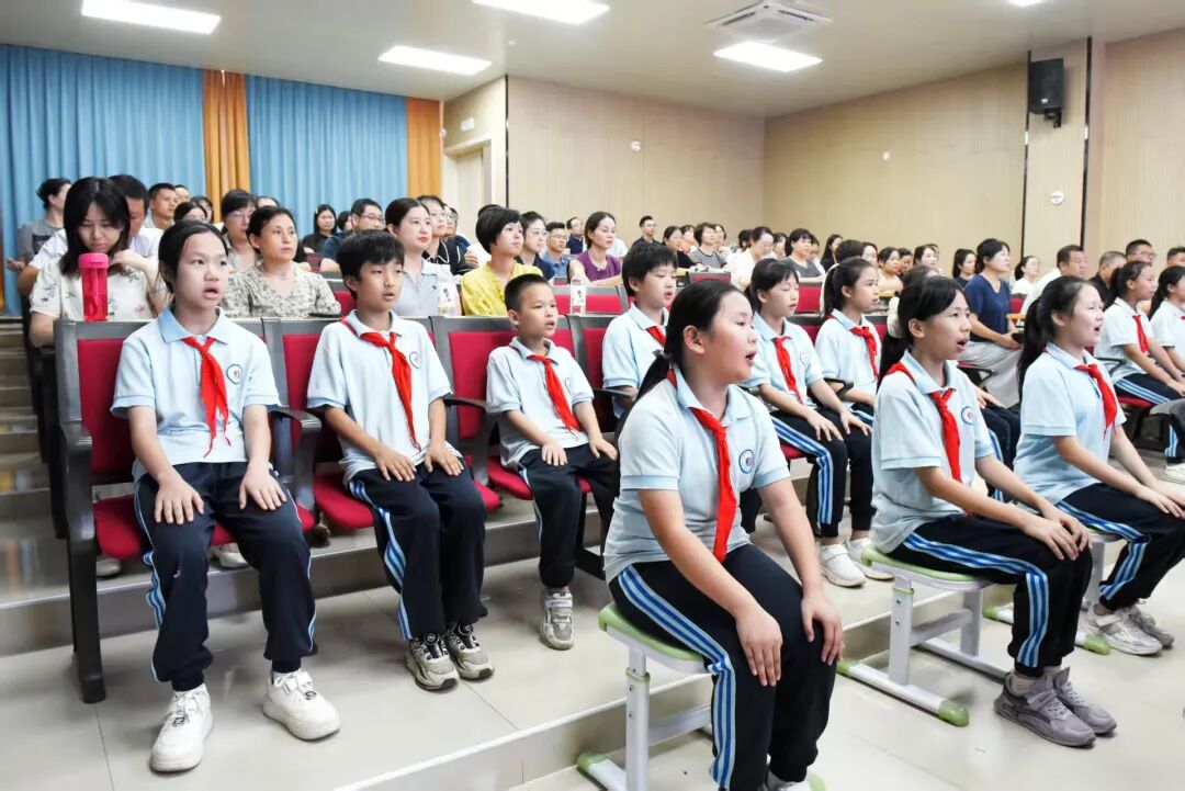 献唱近视防控主题曲《光明的未来》