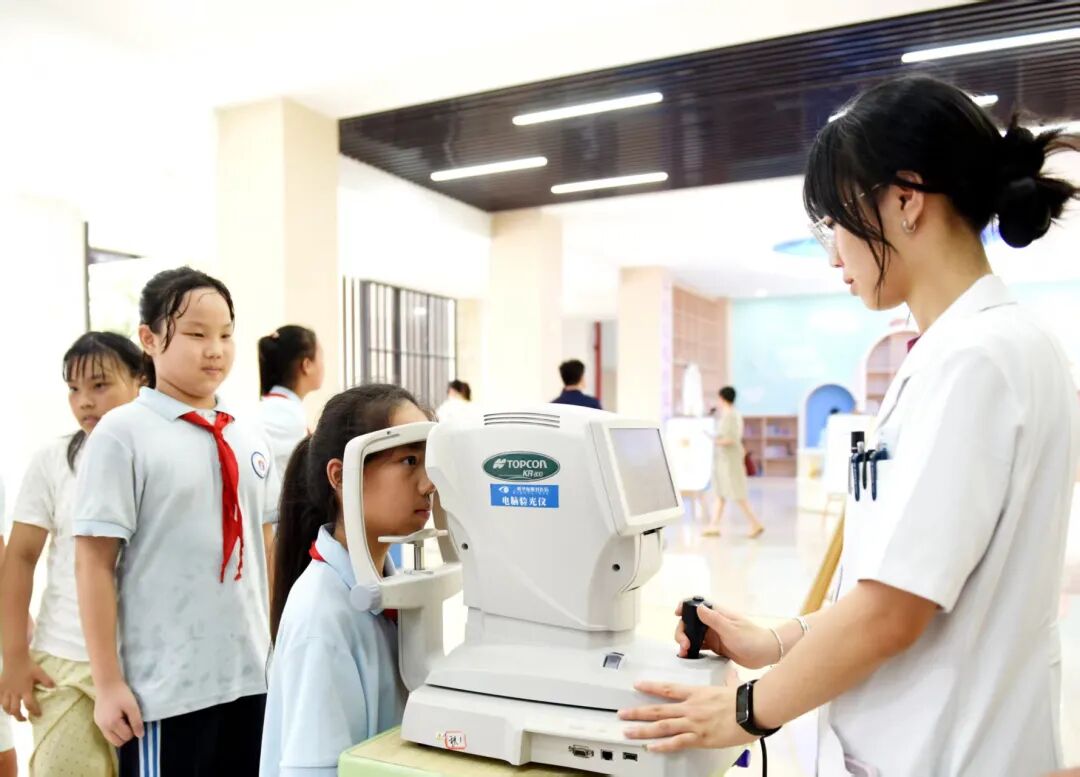 三明华厦眼科医院准备的视力测试体验区