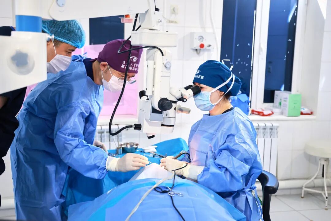 胡颖峰副主任医师为当地患者完成白内障手术