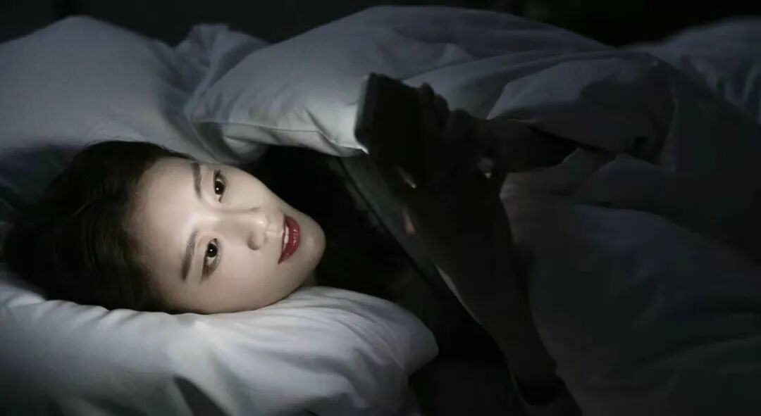 夜间关灯玩手机