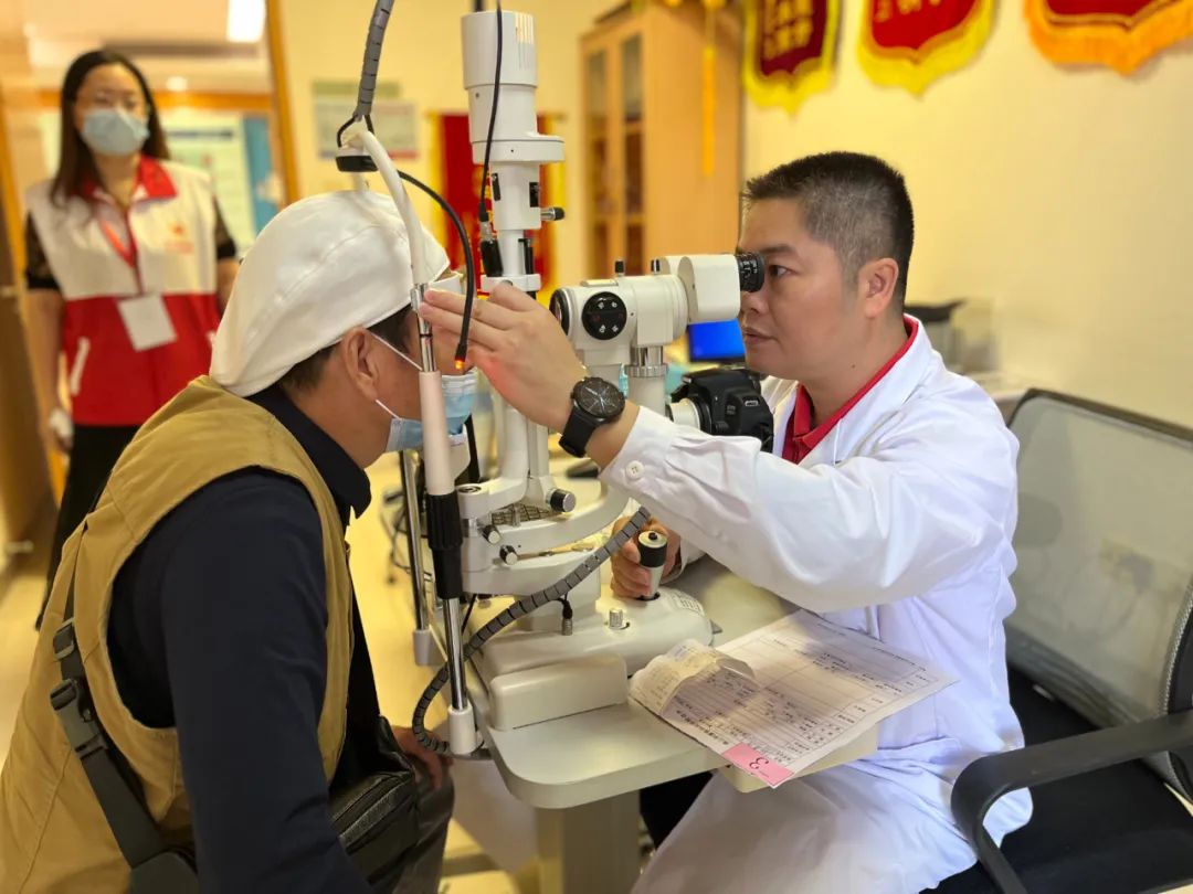 医生为患者做眼底检查