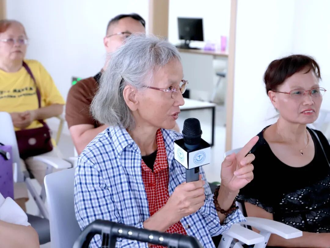 引导家属学习如何准确描述患者病情、协助日常滴药、记录眼压数据