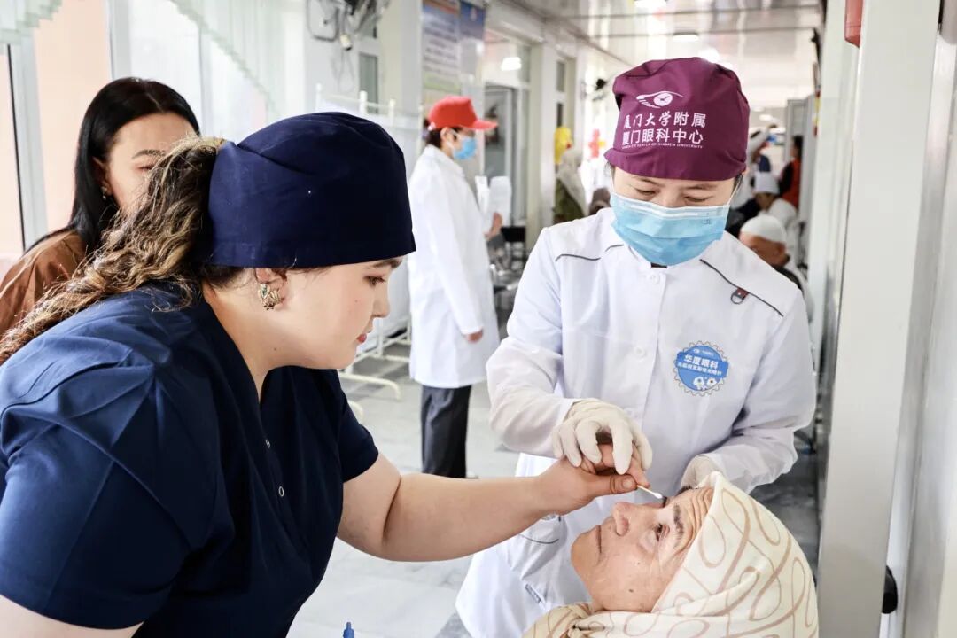 华厦医疗队为当地医护人员进行复查带教