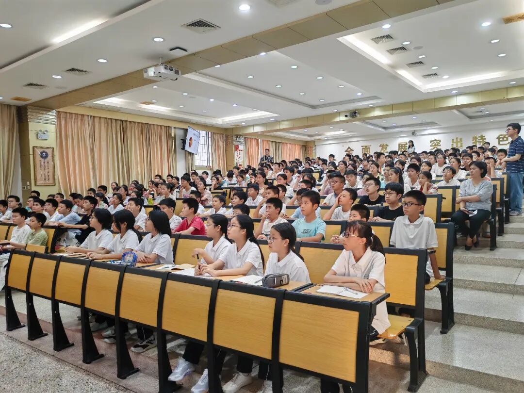 近视防控月系列活动丨漳州华厦眼科医院开启“华厦近防365”走进漳州八中实践新篇章