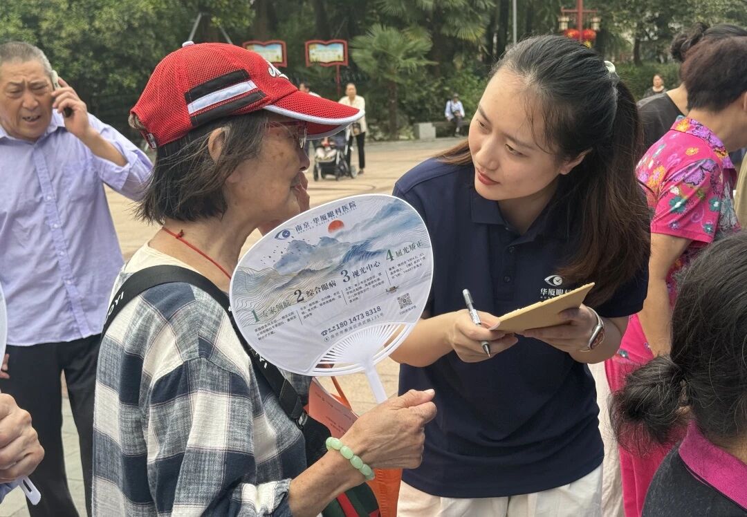 现场通过发放科普资料、面对面讲解等形式