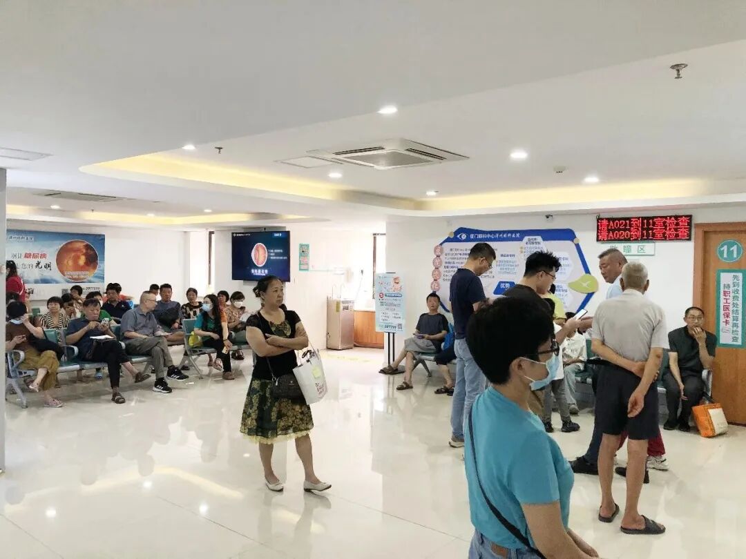 前来咨询和就诊的市民络绎不绝