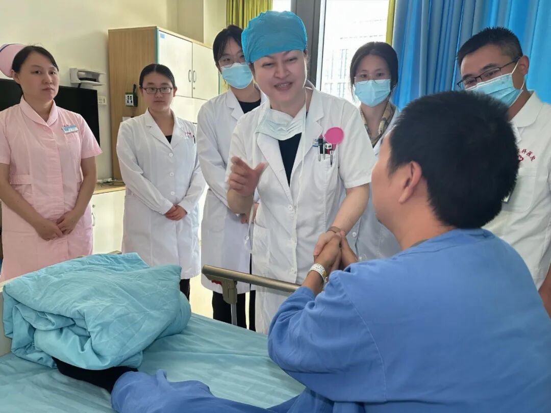 术后第二天,潘美华医疗团队前往病房复查