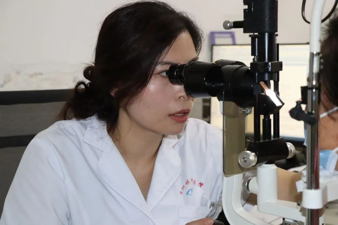 张琦副主任医师为患者看诊