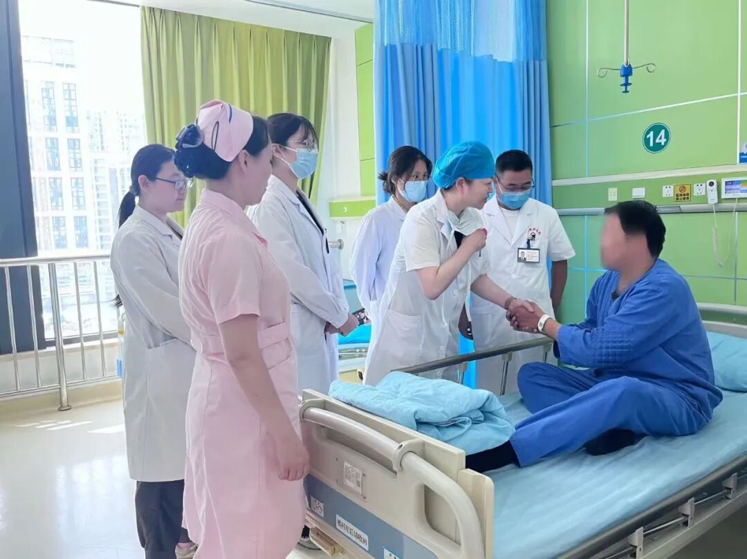 术后,老白激动地握住潘院长的手,向医疗团队表达感谢