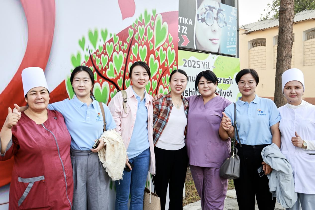 援助医生与本地医护合影