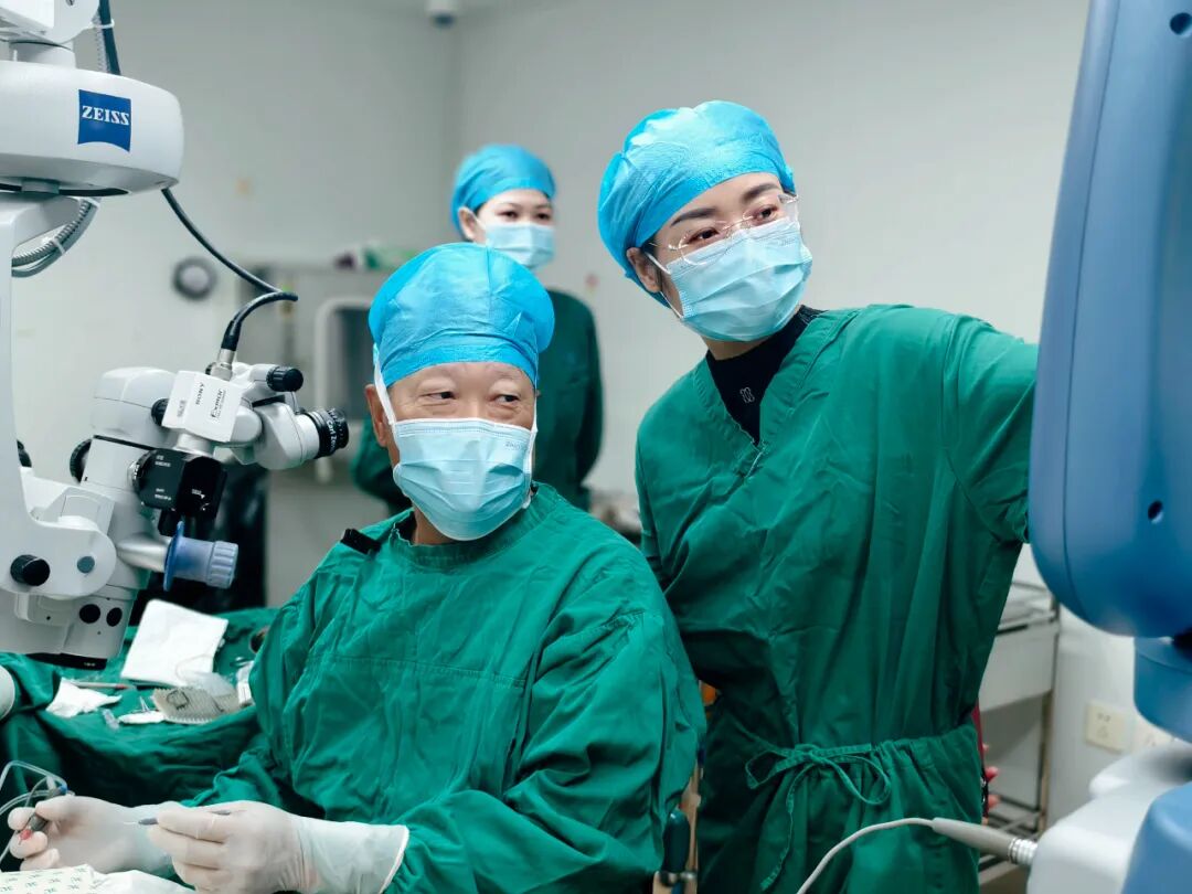 朱思泉教授与刘红副院长等医疗团队成员紧密协作