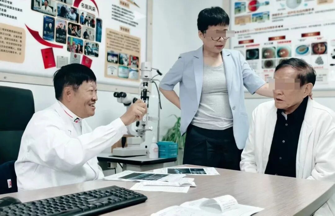 ▲朱思泉教授门诊坐诊