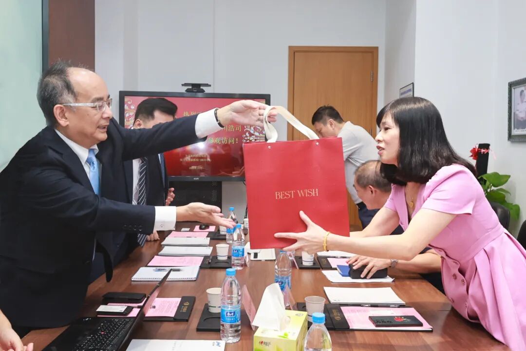 双方还互赠了承载行业温度与合作心意的纪念礼物