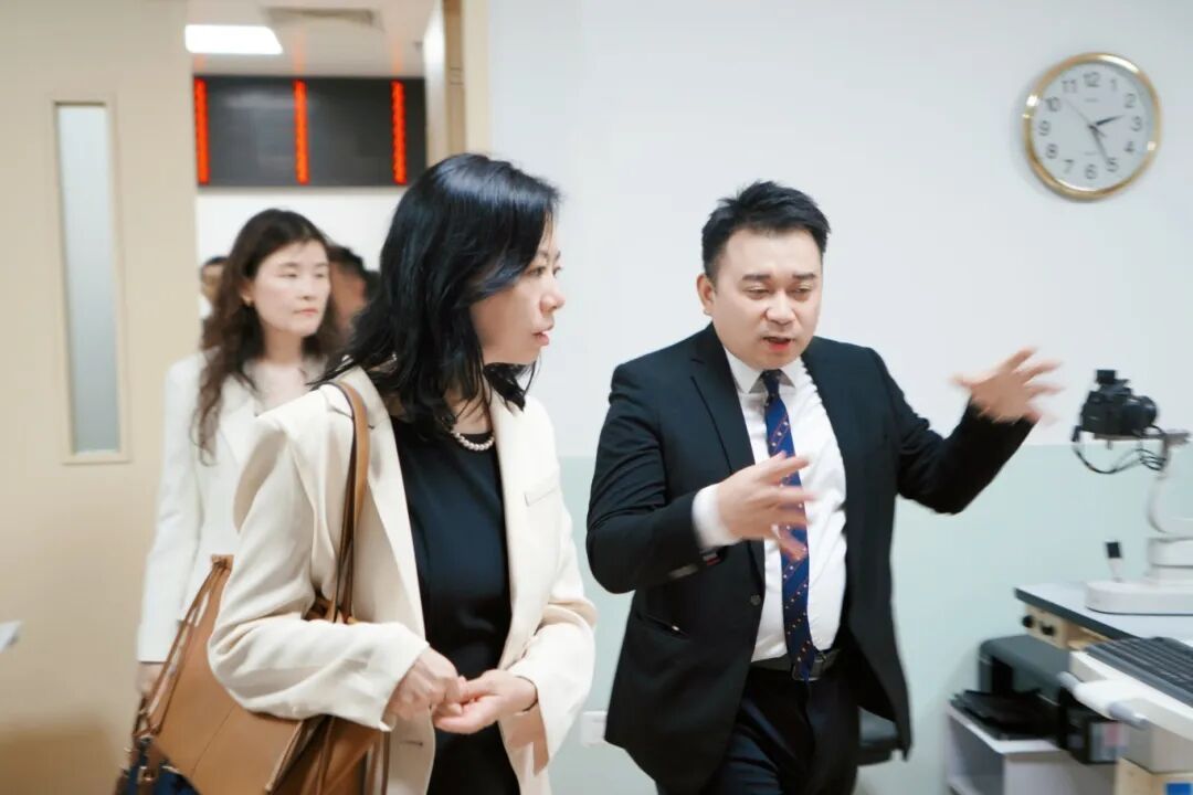 陈瑛女士在姚郑玲玲总经理等人的陪同下，深入考察了厦门眼科中心屈光手术中心