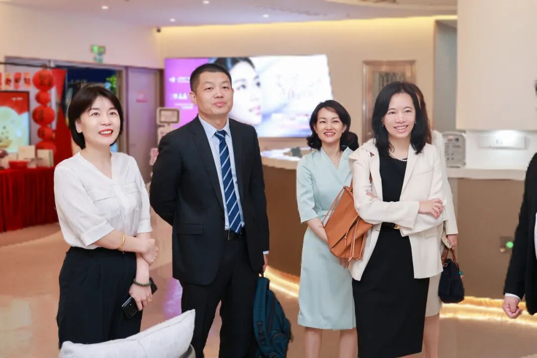 陈瑛女士在姚郑玲玲总经理等人的陪同下，深入考察了厦门眼科中心屈光手术中心