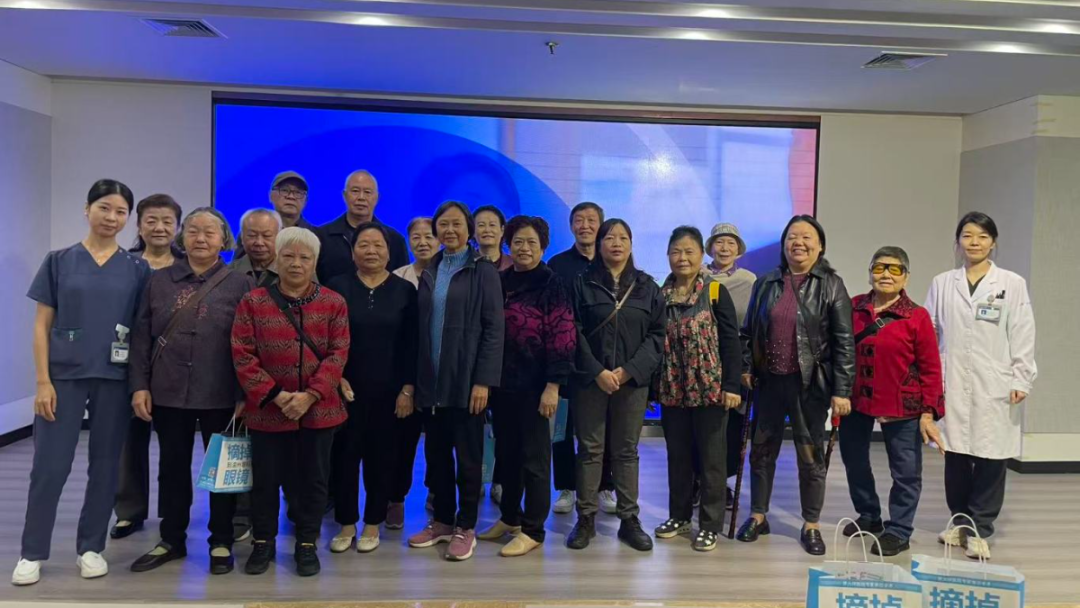渝州眼科医院霍妍副院长亲自主讲的“屈光性白内障手术——精准定制「晶」彩视界”科普讲座